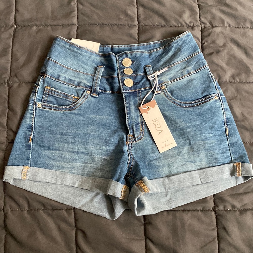 NWT - IBIZA high rise push up shorts size 5